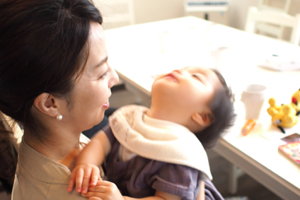 お子様をあやす中村さん